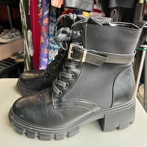 Women’s black boots size 7.5